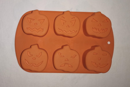 Silikonisella leivontamuotilla on helppo tehdä halloweeniksi kurpitsa muffinit